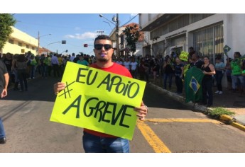 Manifestação em apoio à greve dos caminhoneiros na tarde desta segunda-feira, em Lucélia (Foto: Cedida/Marcelo Mota).