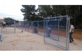 Iniciada a montagem da quadra de futebol society, com grama sintética, no Parque dos Pioneiros (Foto: Cedida).