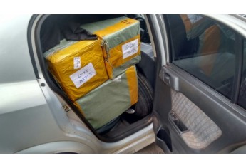 Carga com 9.390 relógios de pulso de diversas marcas e modelos, mais 4 pneus de automóveis novos, foi encontrada no interior de carro envolvido em acidente (Foto: Cedida/PM Rodoviária).