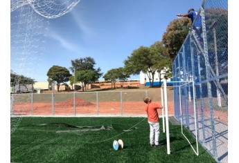 Quadra recebe grama sintética, no Parque dos Pioneiros (Foto: Siga Mais).