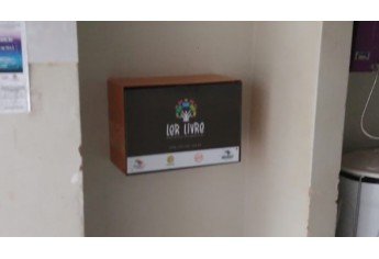 Mini-bibliotecas organizadas em caixas especialmente desenhadas para o projeto começam a ser instaladas em Adamantina (Foto: Clovis Donizete Fiorentim).