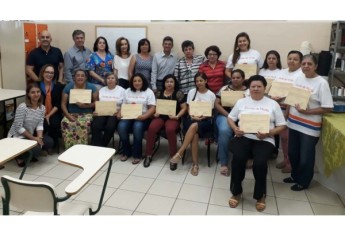 Entrega de certificados para alunos do curso de corte e costura e bordado em pedraria que fazem parte do Polo da Moda (Da Assessoria).
