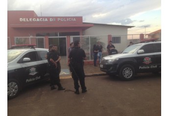 Operação de combate às drogas em Pracinha mobilizou policias Civil e Militar da região  (Foto: Cedida/Deinter).