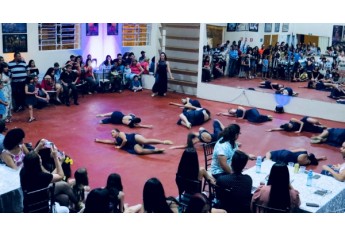 Atividade artística marcou a inauguração da da Escola de Teatro Castelo de Mareto, em Adamantina (Divulgação).