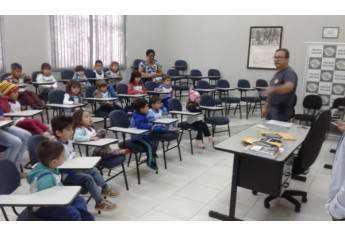 Quartel da PM em Adamantina recebe estudantes da EMEI Pequeno Príncipe (Foto: Cedida/PM).