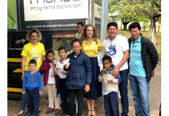 Iniciada visitação à unidade móvel de nanotecnologia, que está em Adamantina nesta quinta e sexta (Foto: Lucas Bonora).