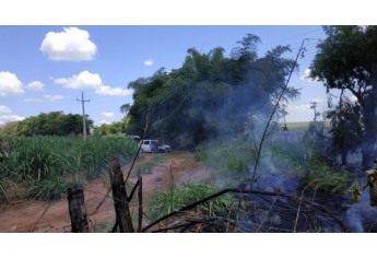 Carro ficou destruído pelo incêndio, na Rodovia Comandante João Ribeiro de Barros, em Dracena (Reprodução/Site Jorge Zanon).