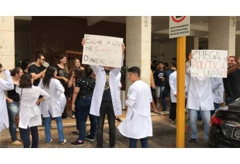 Protesto dos estudantes de medicina na manhã desta segunda-feira, defronte ao Paço Municipal (Foto: Maikon Moraes/Siga Mais).