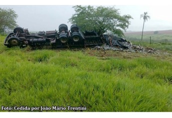 Por motivos a apurar, caminhão saiu da pista e tombou na Rodovia Comandante João Ribeiro de Barros  (Foto: João Mário Trentini/Reprodução Bastos Já).