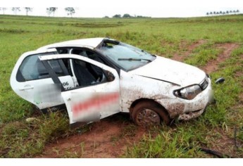 Fiat Pálio, com placas de Adamantina, levava três pessoas (Foto: Diego Fernandes Silva/Folha Regional).
