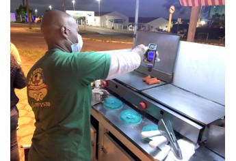 Ingredientes selecionados e higiene presentes no preparo dos hot-dogs  (Foto: Siga Mais).