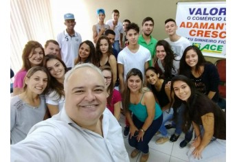 Palestra foi conduzida pelo jornalista Rogério Pires (Foto: Cedida).