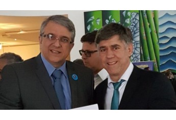 Deputado Reinaldo Alguz e prefeito Mário Cardim, na assinatura do convênio para iluminar com led os trevos principal e da Unifai (Foto: Assessoria de Imprensa).