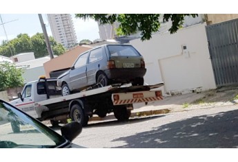 Veículos abandonados em via pública começaram a ser removidos pela Prefeitura (Foto: Cedida).