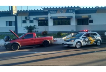 Carro foi apreendido e motorista preso, pelo uso de documento falso (Foto: Cedida/Polícia Rodoviária).