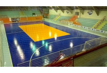 Quadra do Ginásio de Esportes Paulo Camargo recebeu nova pintura, com reeducandos do Centro de Progressão Penitenciária de Pacaembu (Foto: Cedida).