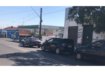 Motoristas fazem filas para abastecer veículos em Adamantina. (Foto: Maikon Moraes/Siga Mais).