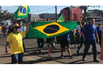 Manifestação em apoio à greve dos caminhoneiros na tarde desta segunda-feira, em Lucélia (Foto: Cedida/Marcelo Mota).