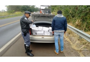 Carga com 9.390 relógios de pulso de diversas marcas e modelos, mais 4 pneus de automóveis novos, foi encontrada no interior de carro envolvido em acidente (Foto: Cedida/PM Rodoviária).