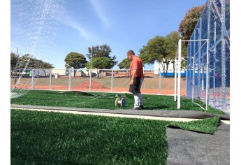 Quadra recebe grama sintética, no Parque dos Pioneiros (Foto: Siga Mais).