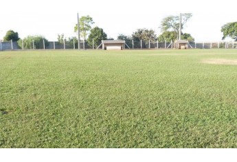Prefeitura recupera gramado do Estádio Municipal (Foto: Cedida/Selar).