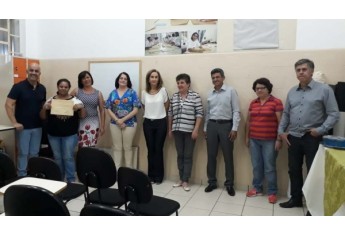 Entrega de certificados para alunos do curso de corte e costura e bordado em pedraria que fazem parte do Polo da Moda (Da Assessoria).