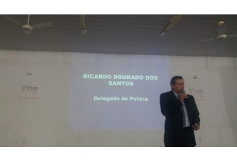 Delegado Ricardo Dourado dos Santos leva palestra sobre drogas a estudantes de escola pública (Foto: Cedida/Polícia Civil).