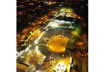 Imagem aérea do Recinto Poliesportivo, na noite desta sexta-feira (Reprodução/Robson Montoz/Florada).