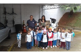 Quartel da PM em Adamantina recebe estudantes da EMEI Pequeno Príncipe (Foto: Cedida/PM).