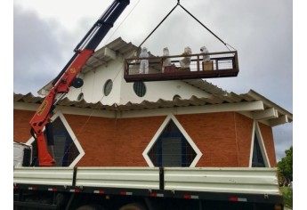 Equipes trabalham na substituição do telhado da Capela Nossa Senhora Aparecida (Foto: Pascom/Paróquia Santo Antônio).