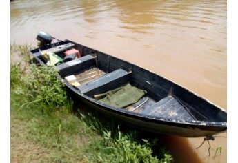 Novo flagrante de pesca irregular nas proximidades da cachoeira do Salto Botelho, em Lucélia, resultou na apreensão de embarcação e motor de popa (Foto: Cedida/PM Ambiental).