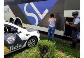 Clique para adicionar uma legendaVendedora de 22 anos foi presa em flagrante, com mais de meio quilo de cocaína junto à sua bagagem (Foto: Cedida/PM Rodoviária).