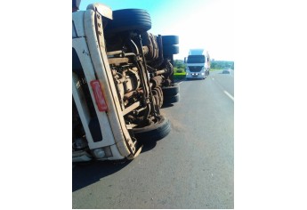 Caminhão tombou ao passar por rotatória, em Panorama  (Reprodução/Panorama Notícias).