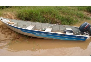 Barco apreendido na operação da Polícia Militar Ambiental (Foto: Cedida/PM Ambiental).