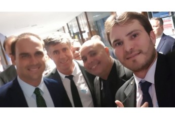 Prefeito Márcio Cardim com os vereadores de Lucélia, Marco Antônio Araújo Rocha e Eduardo Edilson Dos Santos Fatinanci e o deputado federal, Eduardo Bolsonaro (Acervo Pessoal).