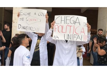 Protesto dos estudantes de medicina na manhã desta segunda-feira, defronte ao Paço Municipal (Foto: Maikon Moraes/Siga Mais).