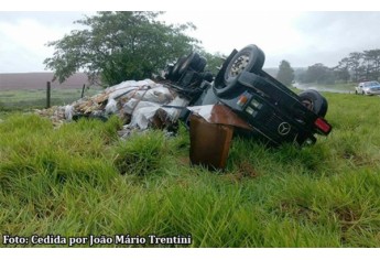 Por motivos a apurar, caminhão saiu da pista e tombou na Rodovia Comandante João Ribeiro de Barros  (Foto: João Mário Trentini/Reprodução Bastos Já).