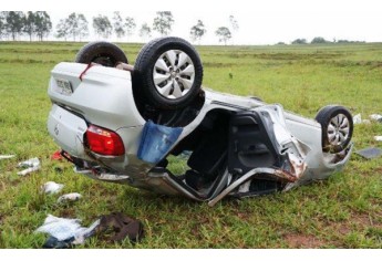 Automóvel Gol, com placas de Pacaembu, envolvido no acidente, tinha uma passageira (Foto: Diego Fernandes Silva/Folha Regional).