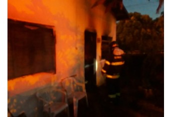 Bombeiros de Adamantina atuaram no socorro às vítimas e contenção das chamas. Uma idosa de 87 anos morreu carbonizada e seu marido, de 76 anos, ficou ferido (Foto: Reprodução/Folha Regional Adamantina).