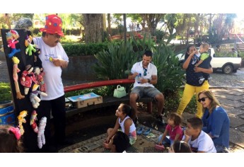 Atividades para crianças são desenvolvidas pela Secretaria Municipal de Cultura, na Biblioteca e Anfiteatro (Foto: Da Assessoria).