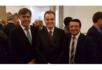 Prefeito Cardim, o secretário-chefe da Casa Civil Samuel Moreira e o reitor da UniFAI Paulo Sérgio (Foto: Assessoria de Imprensa).