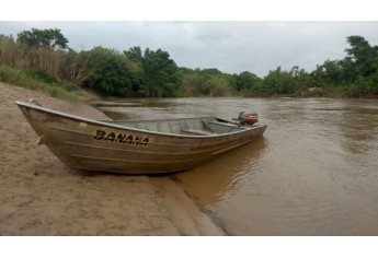 Operação Piracema, da Polícia Militar Ambiental, aconteceu no Salto Botelho, em Lucélia. Foram apreendidos barco, materiais de pesca pescador foi autuado por pesca proibida (Foto: Cedida/Polícia Ambiental).