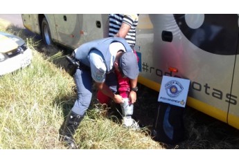 Pasta-base de cocaína era levada pelo Paraguaio presa às pernas. Tráfico foi descoberto pela Policia Militar Rodoviária (Foto: Cedida/PM Rodoviária).