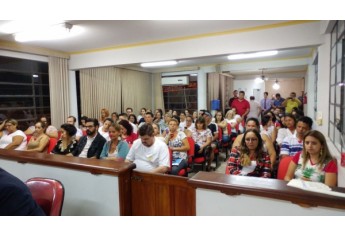 Votação pôs fim à gratificação concedida na área da educação em Lucélia. Houve embate entre funcionários da educação e funcionários das demais áreas da Prefeitura (Fotos: Redes Sociais).