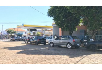 Motoristas fazem filas para abastecer veículos em Adamantina. (Foto: Maikon Moraes/Siga Mais).
