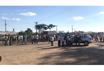 Manifestação em apoio à greve dos caminhoneiros na tarde desta segunda-feira, em Lucélia (Foto: Cedida/Marcelo Mota).