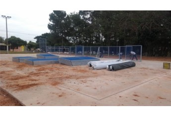 Iniciada a montagem da quadra de futebol society, com grama sintética, no Parque dos Pioneiros (Foto: Cedida).