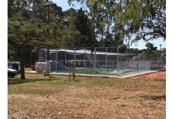 Quadra recebe grama sintética, no Parque dos Pioneiros (Foto: Siga Mais).