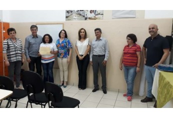 Entrega de certificados para alunos do curso de corte e costura e bordado em pedraria que fazem parte do Polo da Moda (Da Assessoria).