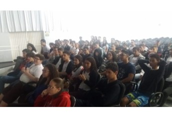 Estudantes da ETEC Eudécio Luiz Vicente participam de palestra sobre drogas (Foto: Cedida/Polícia Civil).